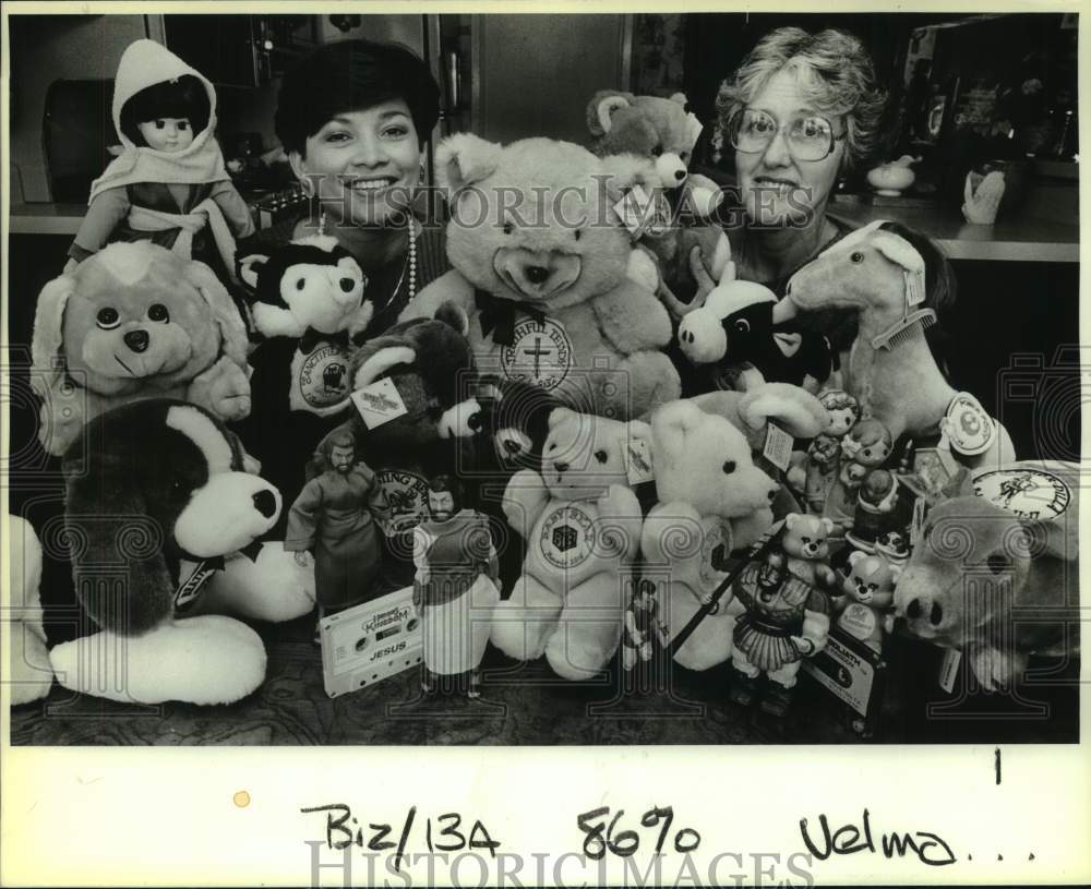 1986 Press Photo Velma Sauer, Margaret Edwards at Wee Win Toys in Bexar County- Historic Images