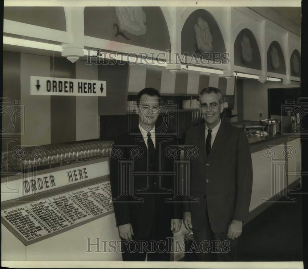 1967 Press Photo Jimmy Dan Weesner and O. A. Carriere at Ice Cream Store Opening