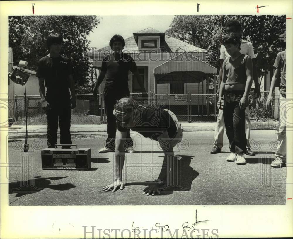 1981 Press Photo Break Dance Chain on Guadalupe Street, Bennie Eureste popping- Historic Images