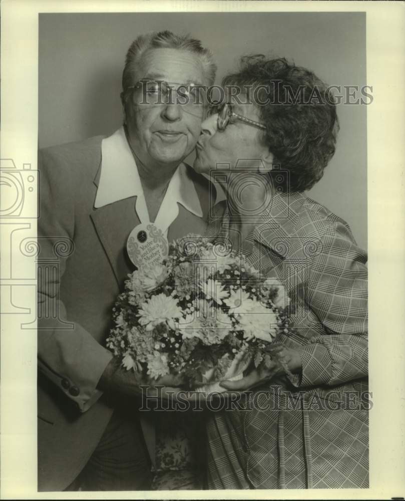 1977 Press Photo George Gobel gives flowers to Mother-in-Law Mrs. Lucy Humecke- Historic Images