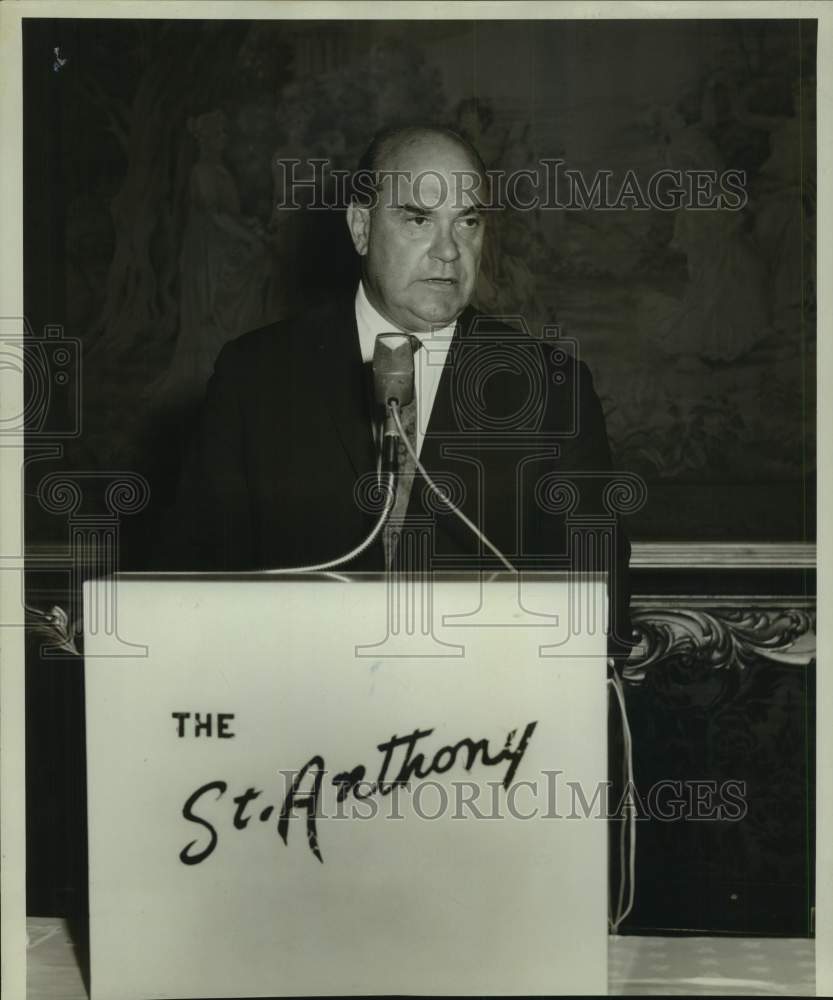 1963 Press Photo Executive William Doniger at St. Anthony Hotel speaking