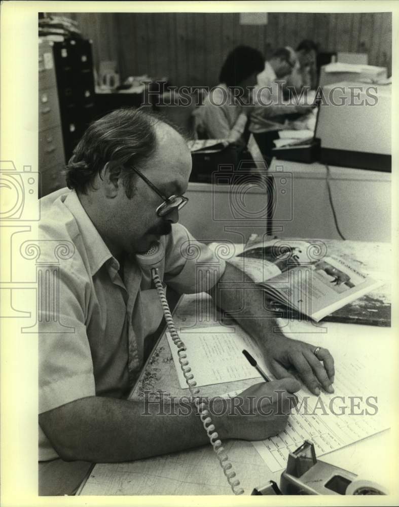 1983 Press Photo Terry Donohue, Express News Sports Staff, talks on phone- Historic Images