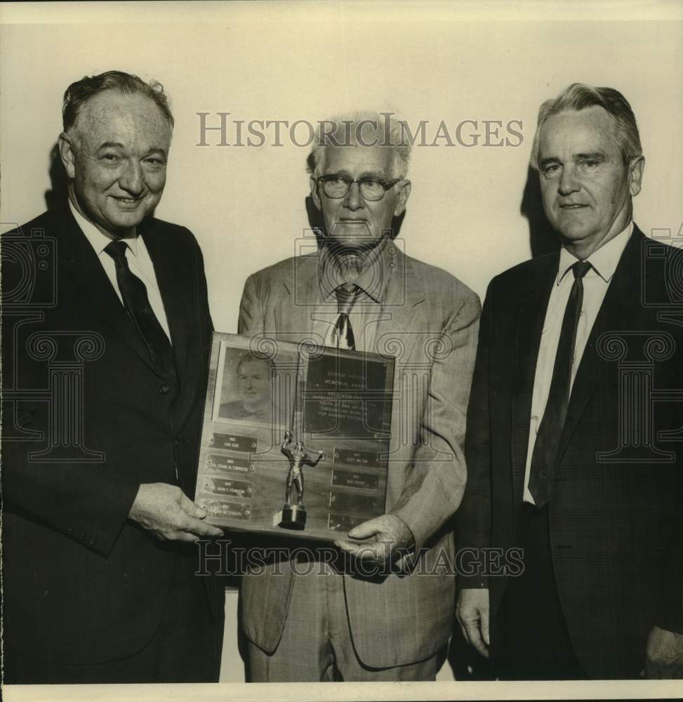 1969 Press Photo Richard Fischer receiving George Patton Memorial Award, Texas- Historic Images