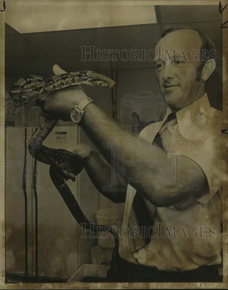 1975 Press Photo Gordon Garwood, Living Science director with snake, Texas