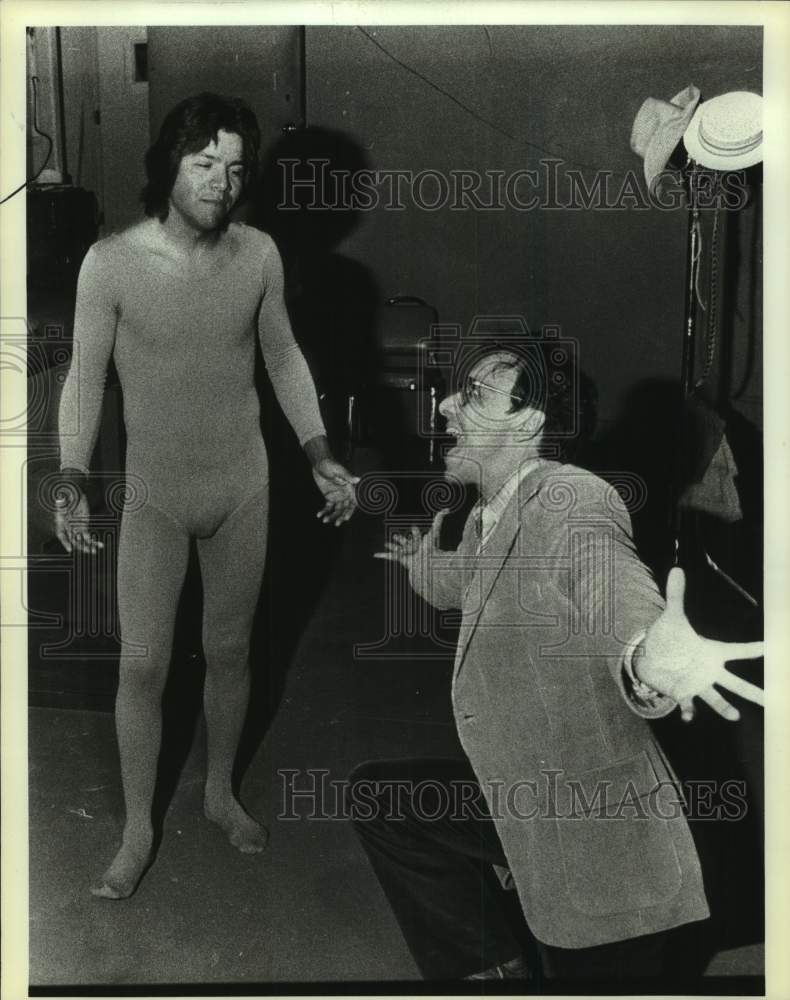 1983 Press Photo Eddie Fajardo with Carlos Morton, Drama Director at Arts Center- Historic Images