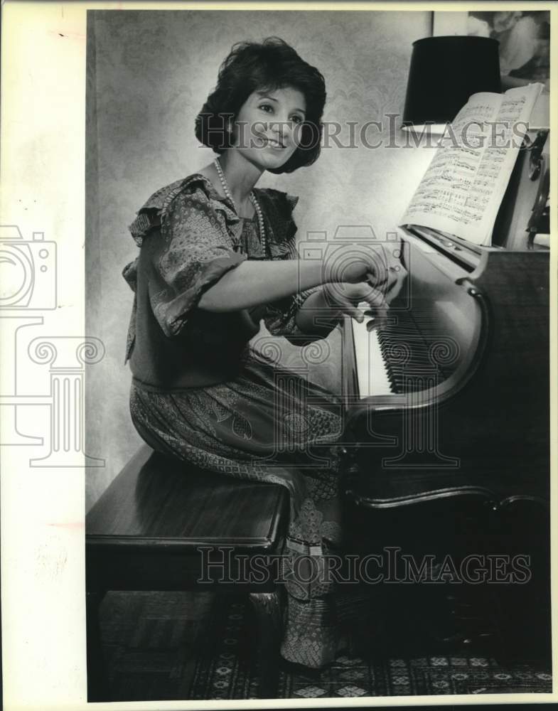 1986 Press Photo Tenchita Flores Playing Piano - saa14692- Historic Images