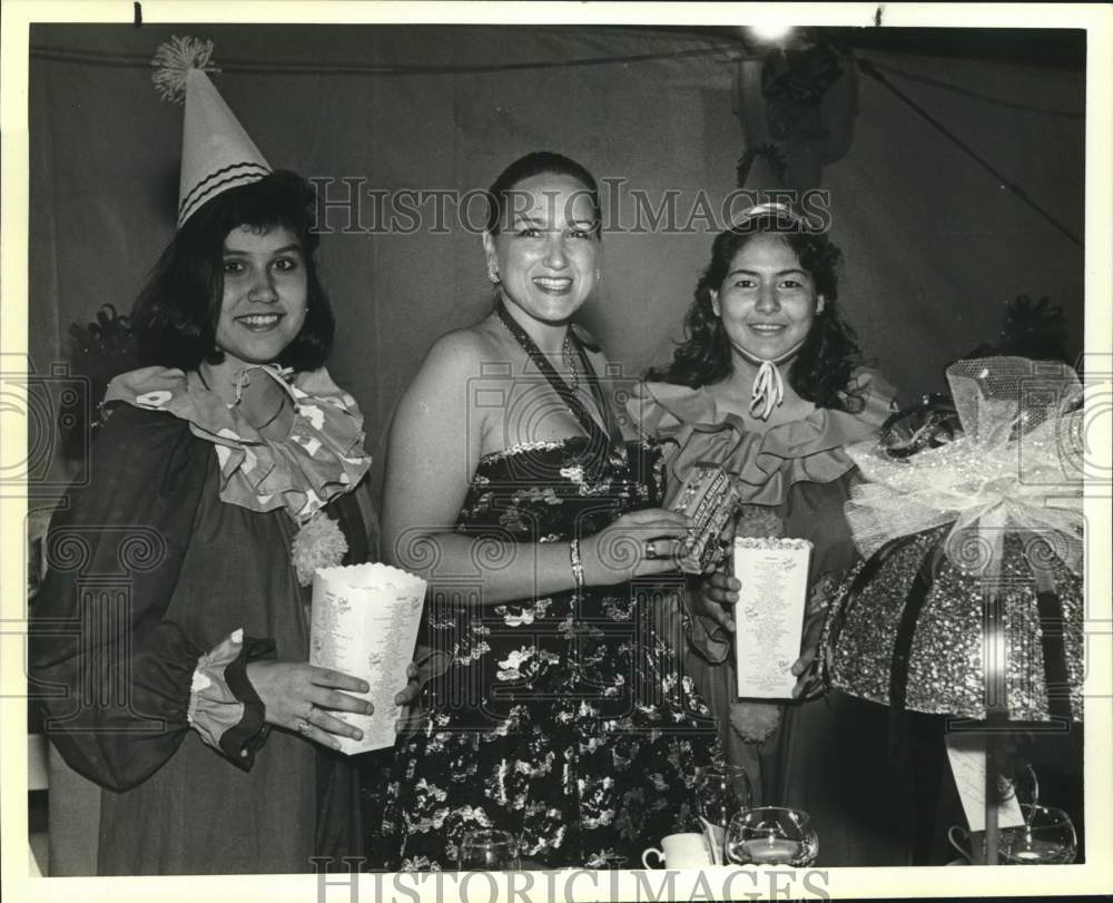 1988 Press Photo Raffle Chairman Cyndy Ochse with Clowns at Zoobilation Ball