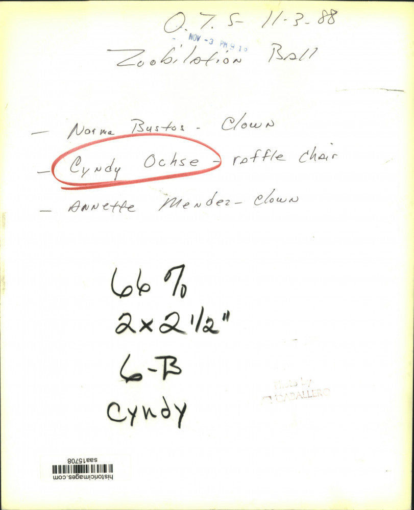 1988 Press Photo Raffle Chairman Cyndy Ochse with Clowns at Zoobilation Ball