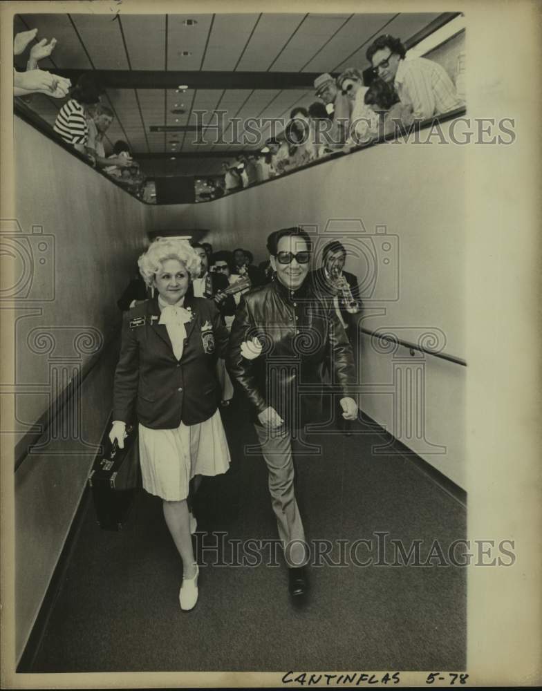 1978 Press Photo Comedian Cantinflas with Entourage and On Lookers - saa16067- Historic Images