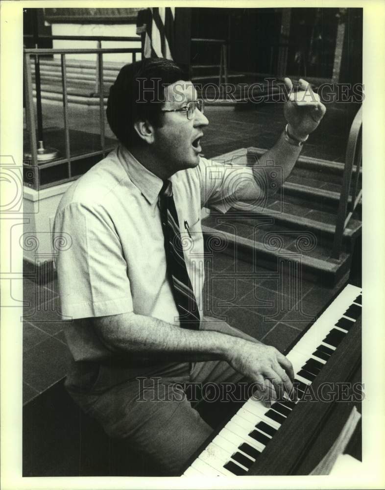1982 Press Photo Robert Finster, musician at St. Luke's Parish, Texas- Historic Images