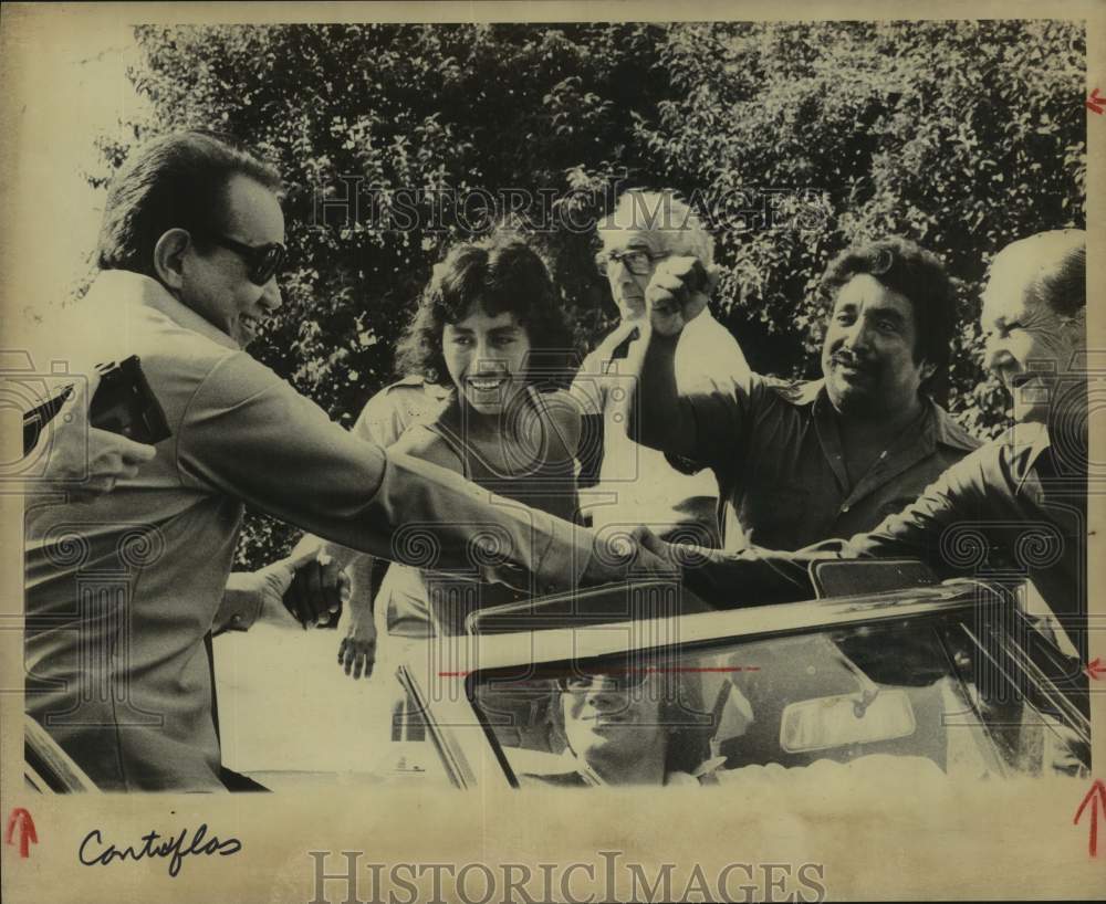 1978 Press Photo Mario Moreno, Mexican film star, with unknown others, Texas- Historic Images