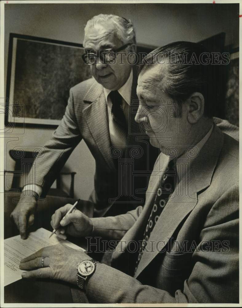 1974 Press Photo R. E. Durr, Shopping City General Manager with Irving Wayne
