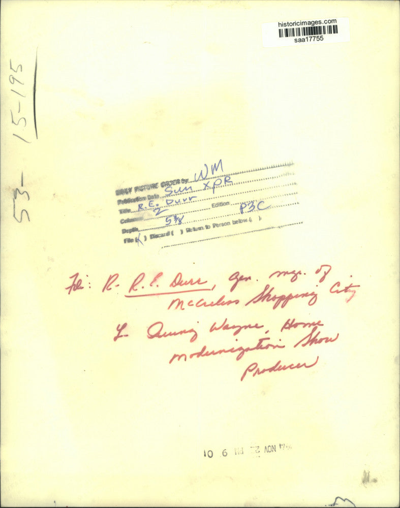 1974 Press Photo R. E. Durr, Shopping City General Manager with Irving Wayne