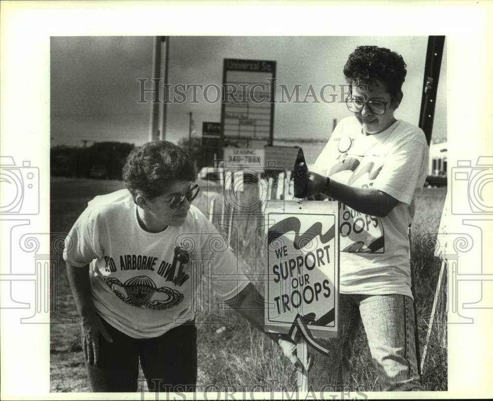 1990 Press Photo Lisa and Yvonne Moseley Set Up Support Our Troops Signs- Historic Images