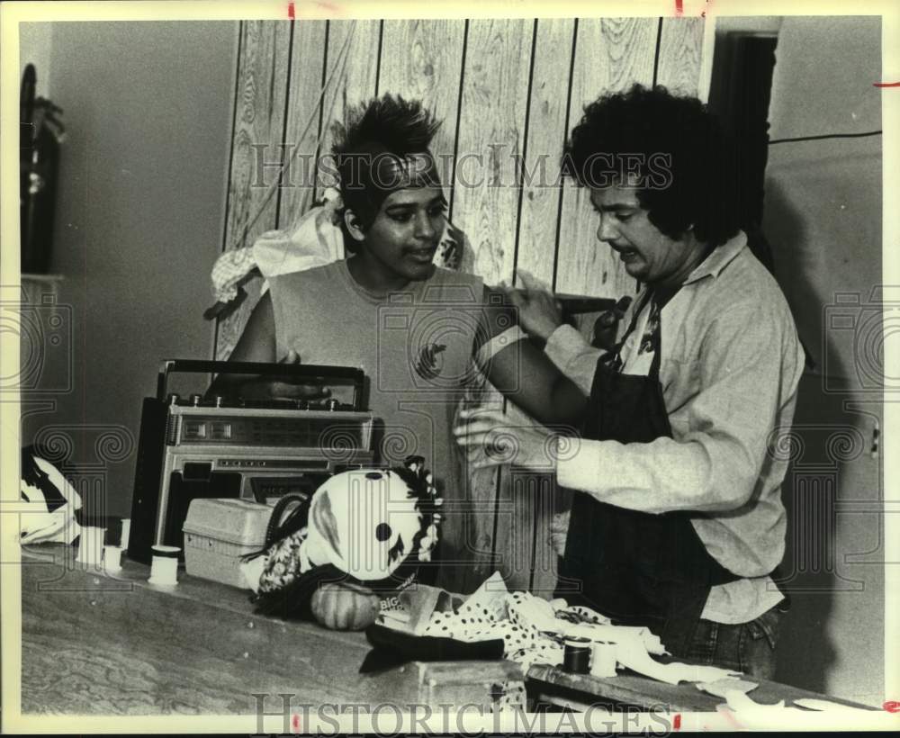 1984 Press Photo Leonard Alvarado buying one of Larry Garcia's puppets, Texas- Historic Images