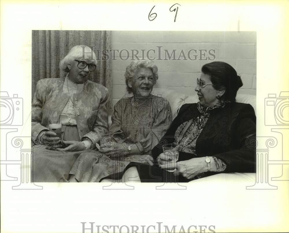1987 Press Photo Ladies attending 'Mikado' at Harlequin Dinner Theater, Texas- Historic Images