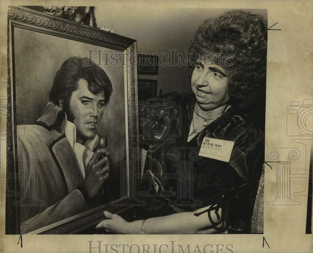 1981 Press Photo Jan Edwards, Elvis Fan Club President with Elvis Portrait- Historic Images