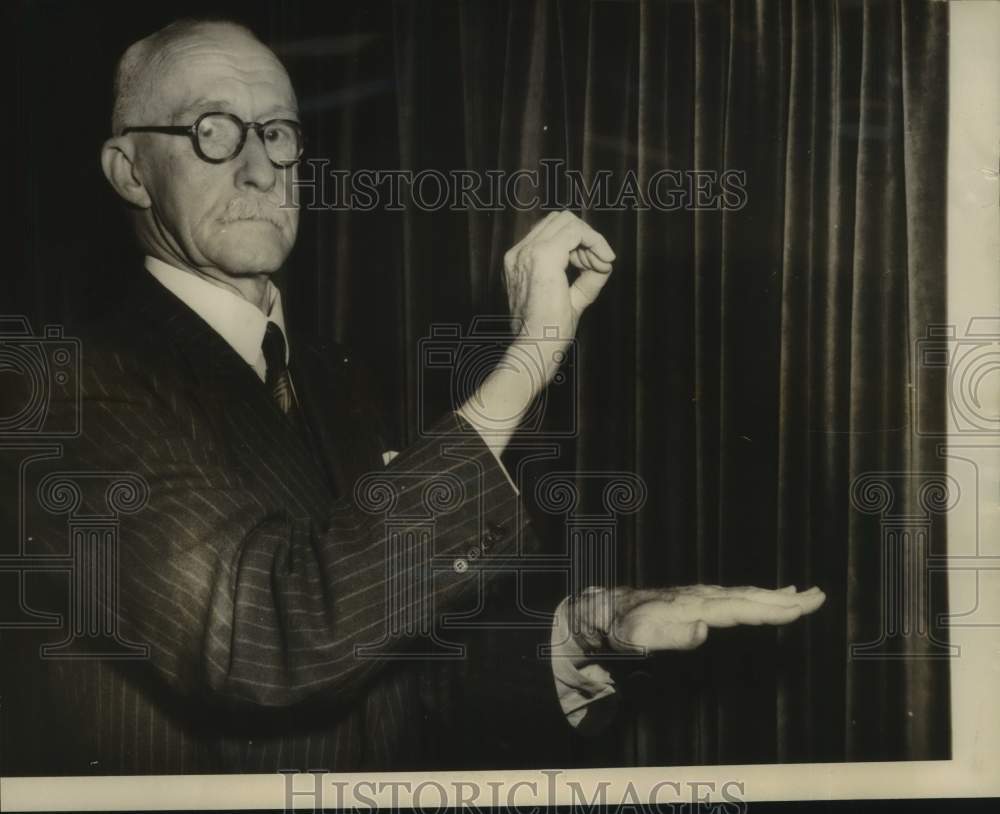 1947 Press Photo Richard Paget, instructs deaf children in sign language, London