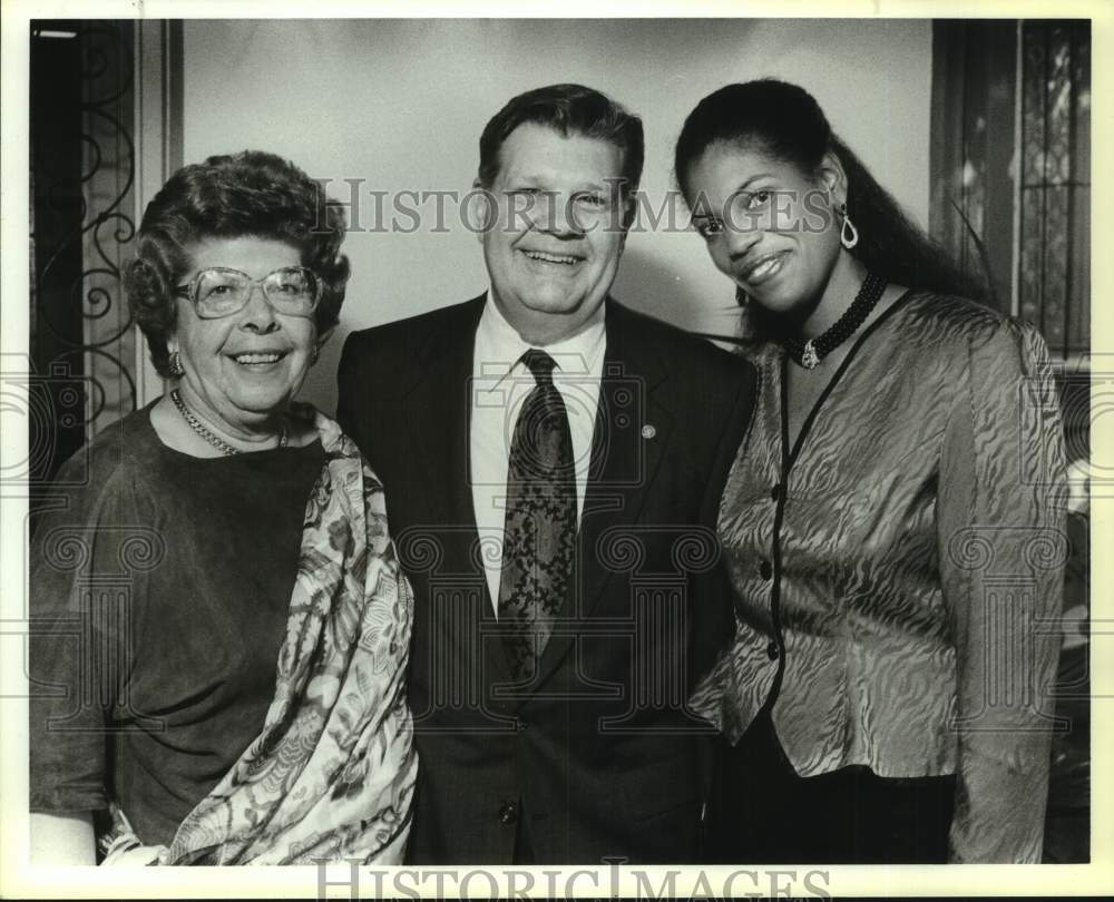 1990 Press Photo Richard Owens, Judge at San Antonio Opera Guild Talent Search- Historic Images