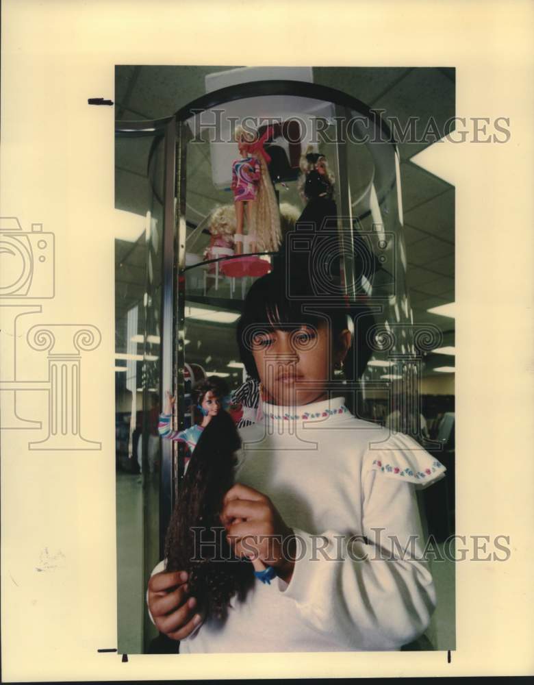 1993 Press Photo Tammy Chapa exhibits her Barbie Doll Collection, San Antonio- Historic Images