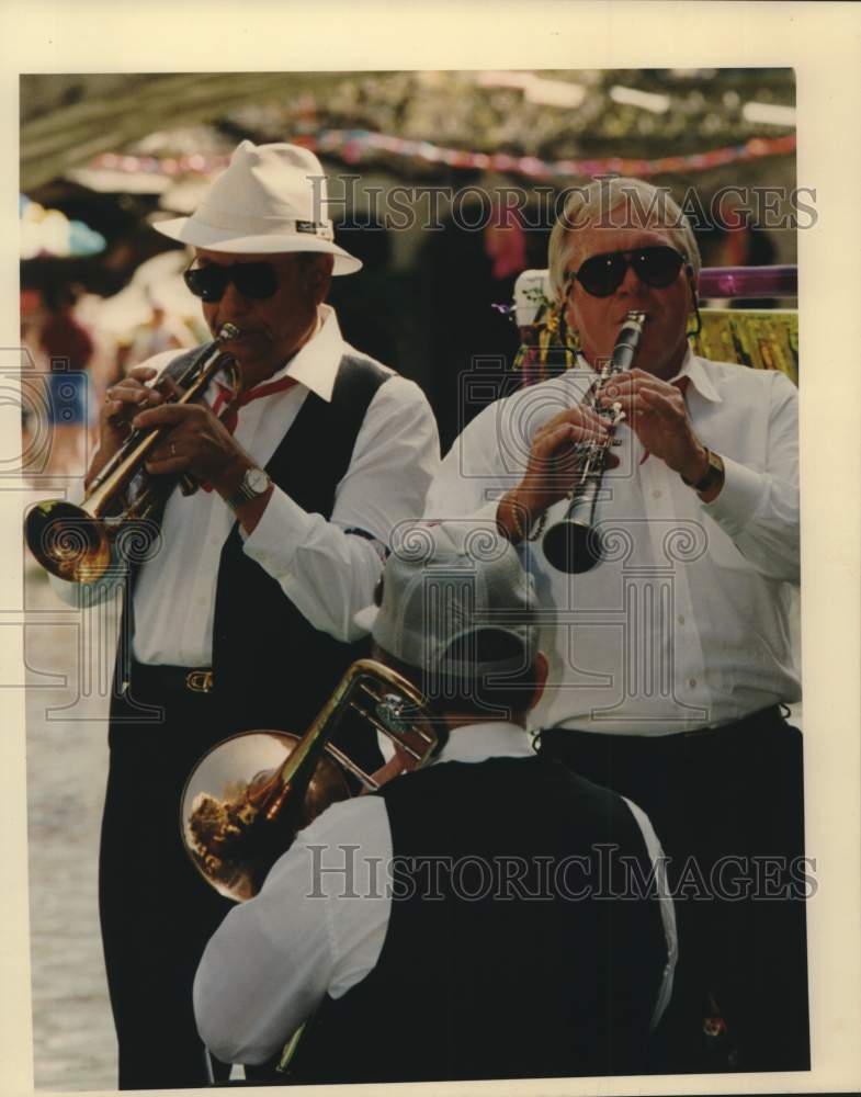 1992 Press Photo River City Jazz Band Performing at Carnaval Del Rio River Float- Historic Images