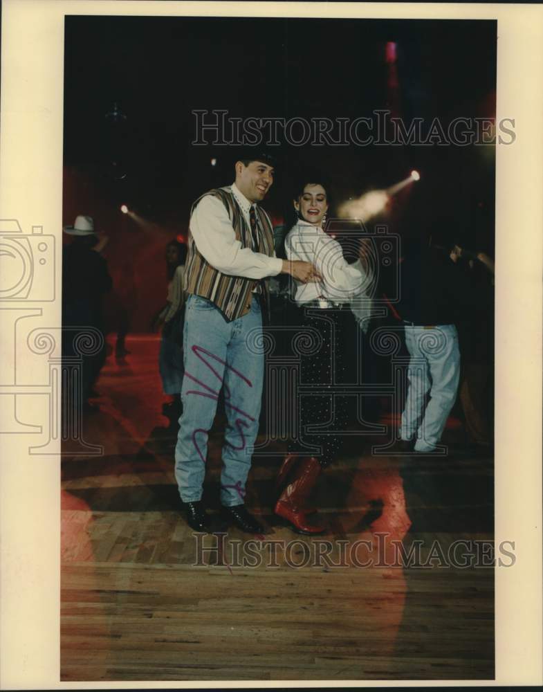 1995 Press Photo Dancing Couple on the Dance Floor - saa19056- Historic Images