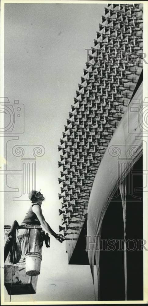 1989 Press Photo Frank Trinidad replacing lightbulbs on moving billboard, Texas- Historic Images