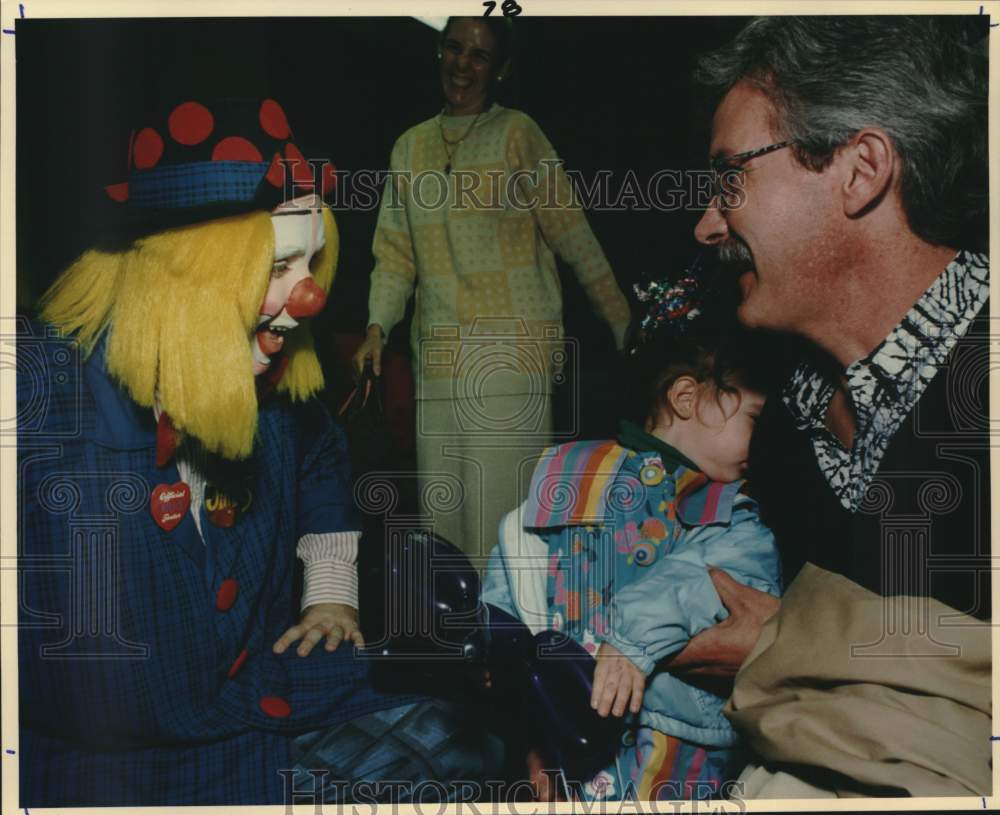 1994 Press Photo Jitters the Clown at Hertzburg Museum Clown Show with Attendees- Historic Images