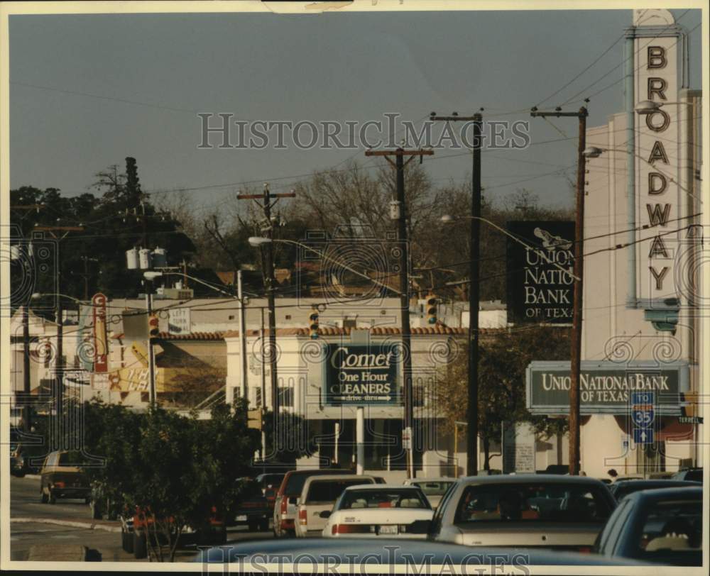 1994 Press Photo Broadway Street Signs at Alamo Heights Business District- Historic Images