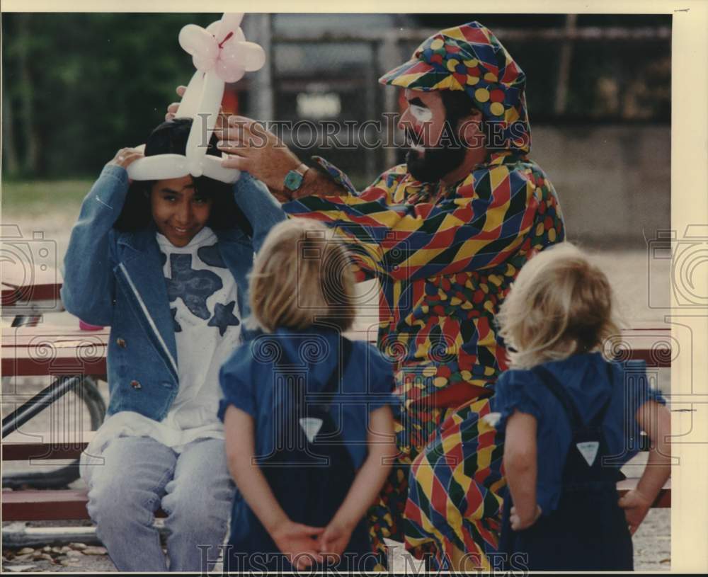 1993 Press Photo Hertzberg Clown Association Clown at Hispanic Family Picnic- Historic Images