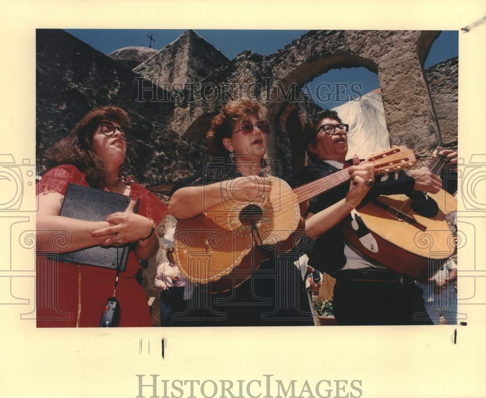 1993 Press Photo Cinco de Mayo Spring Festival Mariachi Band at Mission San Jose- Historic Images