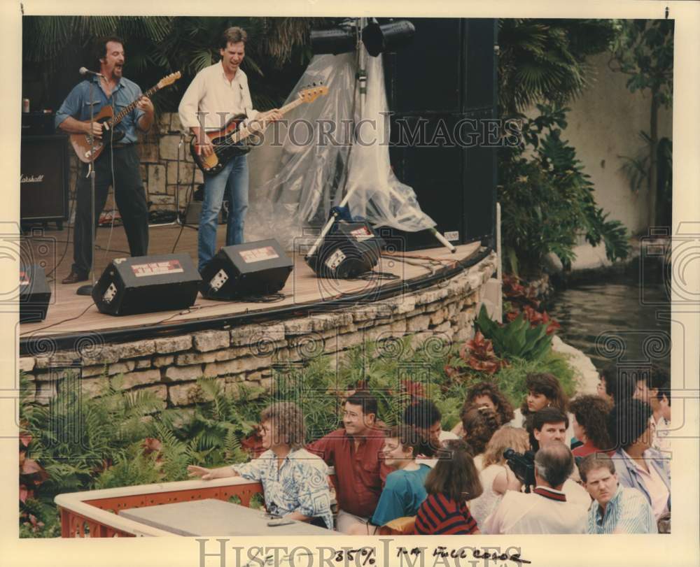 1988 Press Photo Steve James and the Vocalions Perform Music at Carnaval del Rio- Historic Images