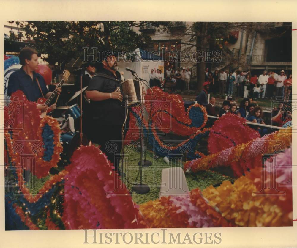 1990 Press Photo The Nick Villareal Band Perform on Float at Carnaval del Rio- Historic Images