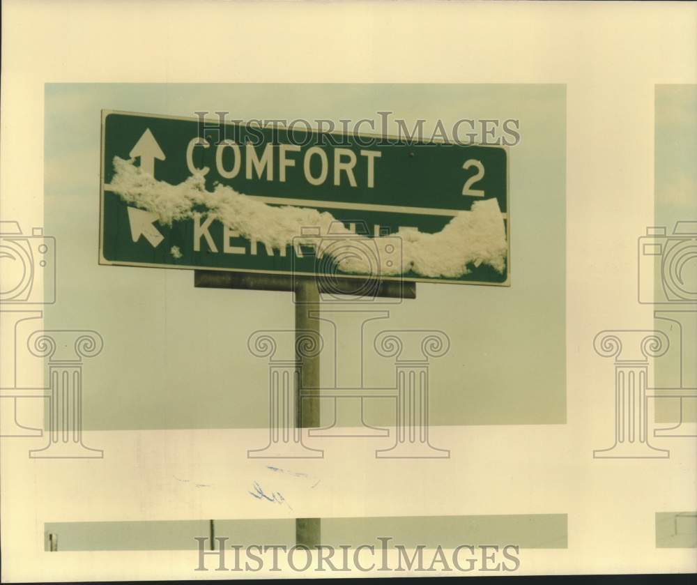 1988 Press Photo Snow of Interstate 10 Comfort and Kerrville Road Sign- Historic Images