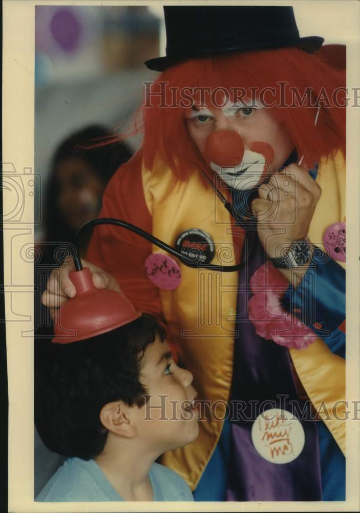 1993 Press Photo Hertzberg Circus Clown &quot;Crackers&quot; with Child Daniel Hernandez- Historic Images