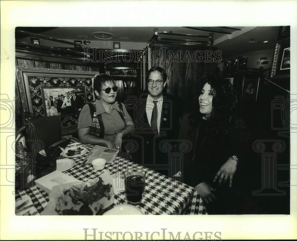 1995 Press Photo Selena Star with family and friends at Hard Rock Cafe, Texas- Historic Images