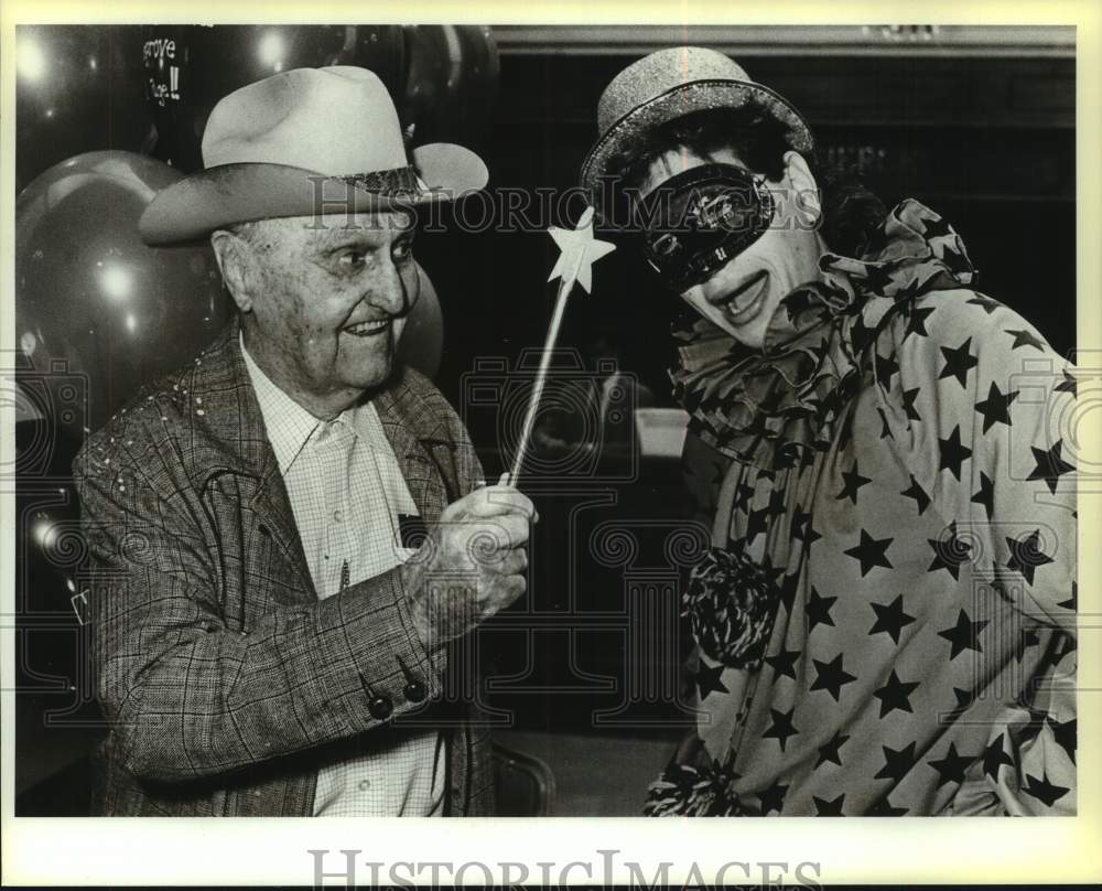 1988 Press Photo Forrest Barnett Pyle and Clown at Gunter Hotel Birthday Party- Historic Images