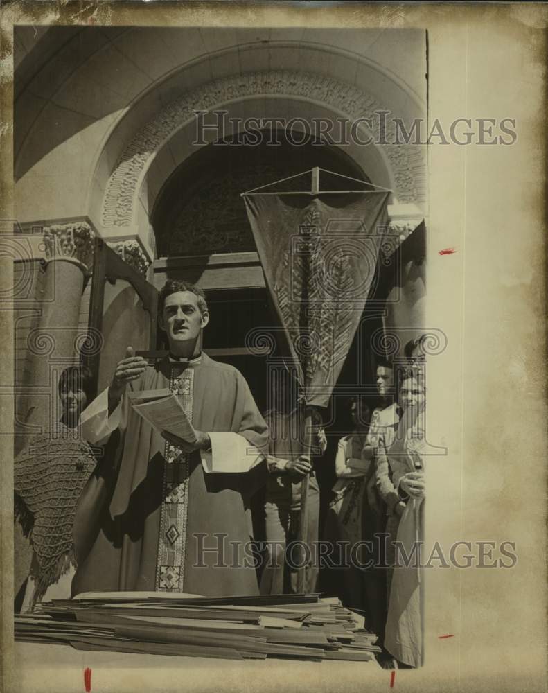 1978 Press Photo Father Jack O'Donoghue at Incarnate Word College, Texas