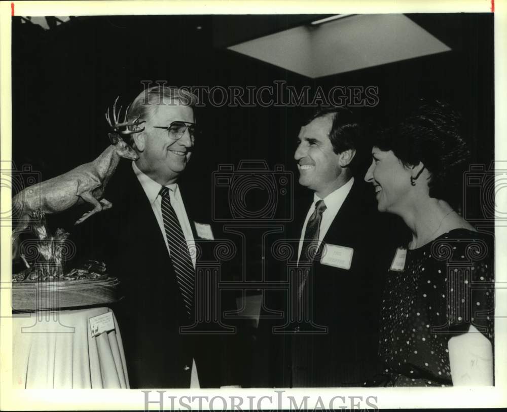 1989 Press Photo Phil Pfeiffer, Chairman at Art Auction Benefit with Artist