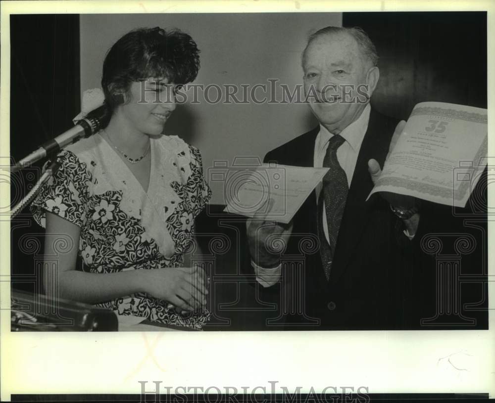1989 Press Photo Sam Riklin with Sara Karam at Main Library Essay Contest Awards