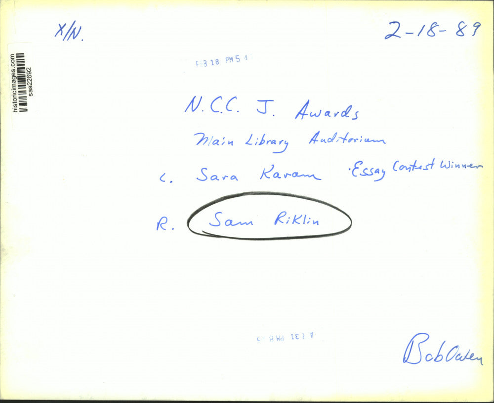 1989 Press Photo Sam Riklin with Sara Karam at Main Library Essay Contest Awards