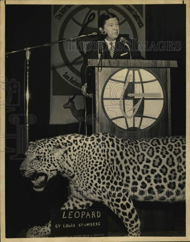 1975 Press Photo John Tower stands behind podium and leopard, Texas - saa23728