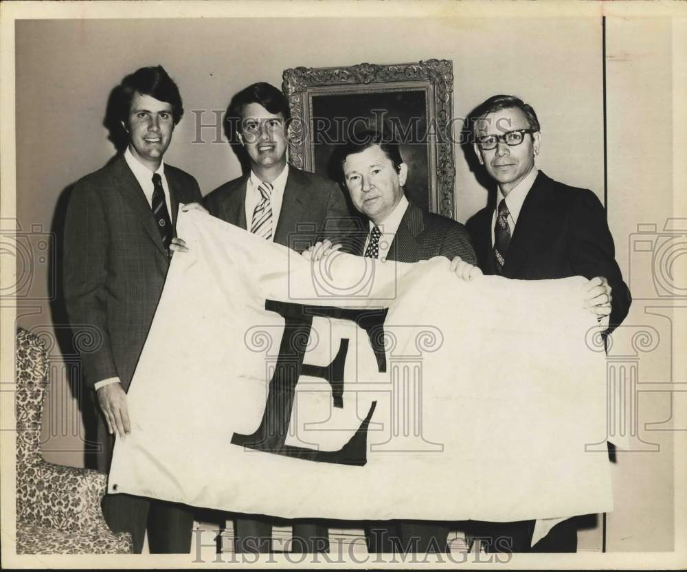 1973 Press Photo John Tower with officials from Heat Transfer Corporation