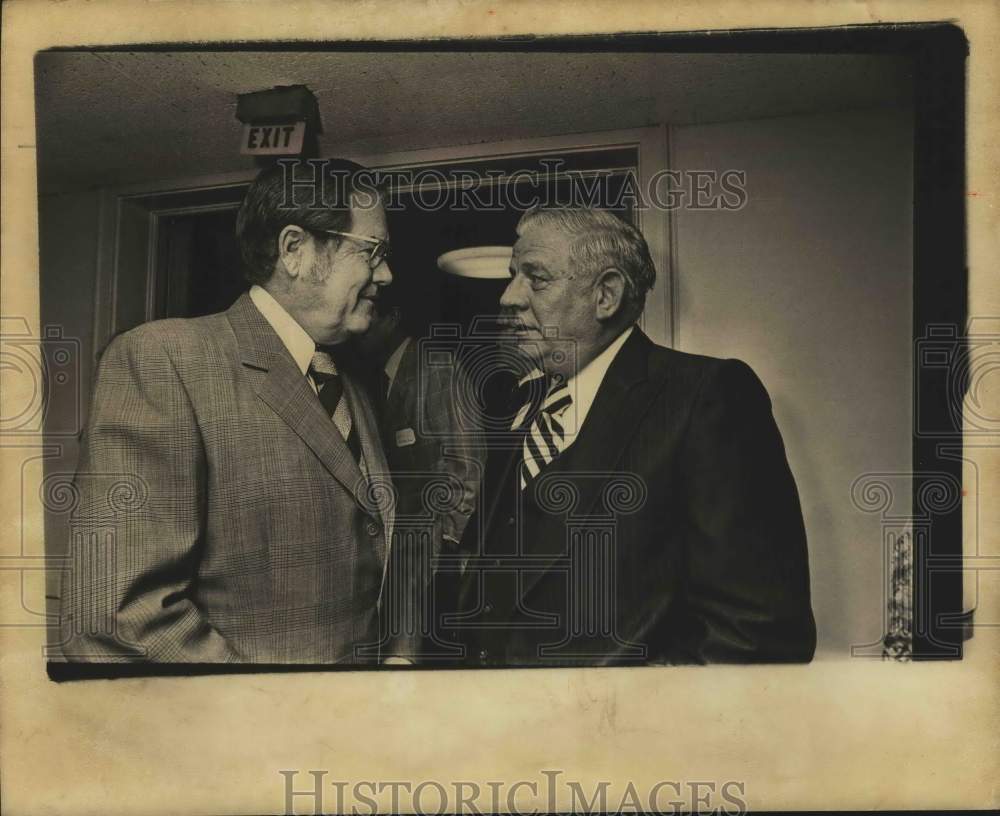 1977 Press Photo John Traeger with Governor Dolph Briscoe, Texas - saa24457