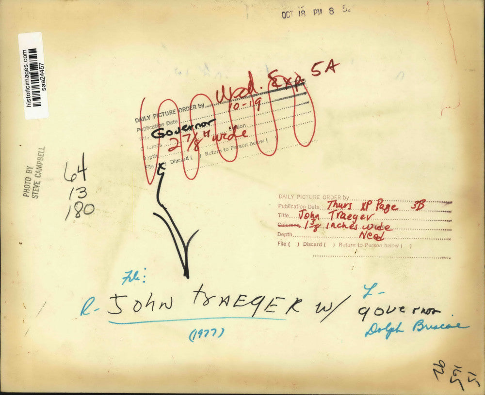 1977 Press Photo John Traeger with Governor Dolph Briscoe, Texas - saa24457