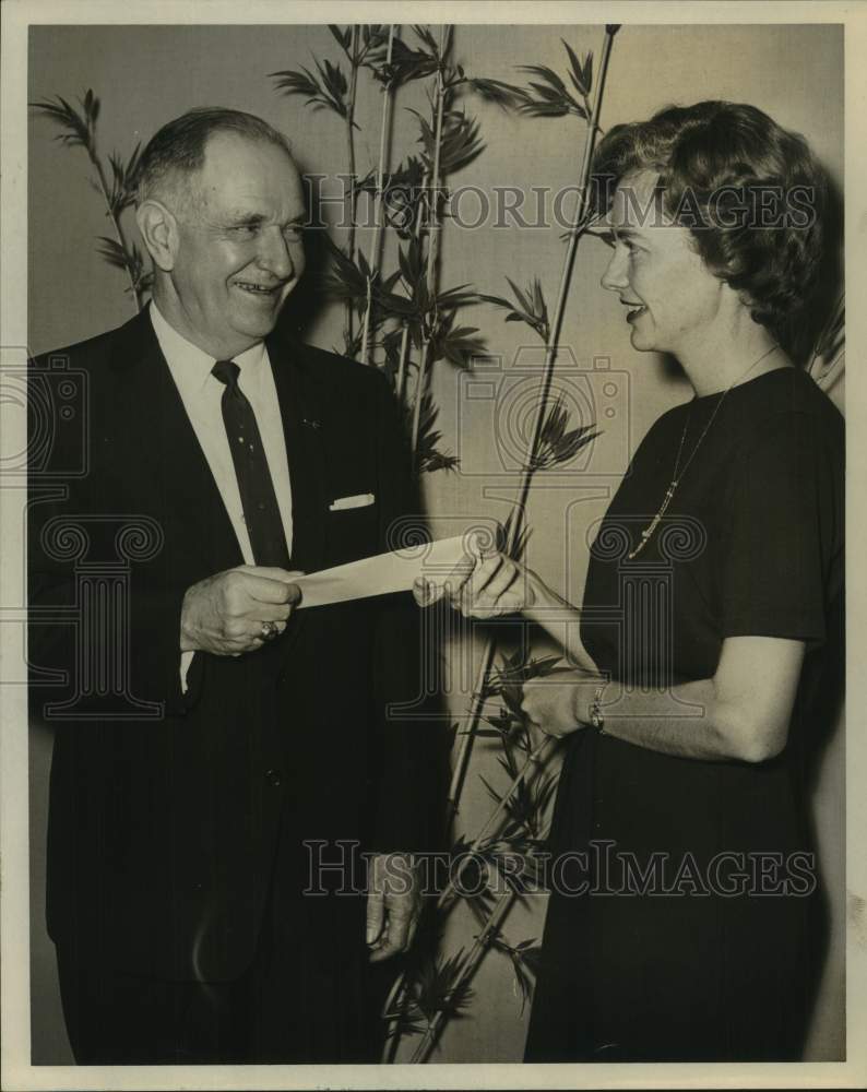 1963 Press Photo Phyllis Luckenbach Sawyers with K. J. Edwards, Arab Commission