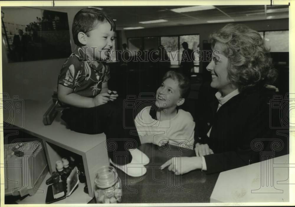 1988 Press Photo Linda Sanders, Young Americans Bank, talks to children, Denver- Historic Images
