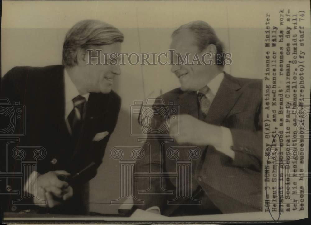 1974 Press Photo Helmut Schmidt with Ex-Chancellor Willy Brandt in Bonn, Germany