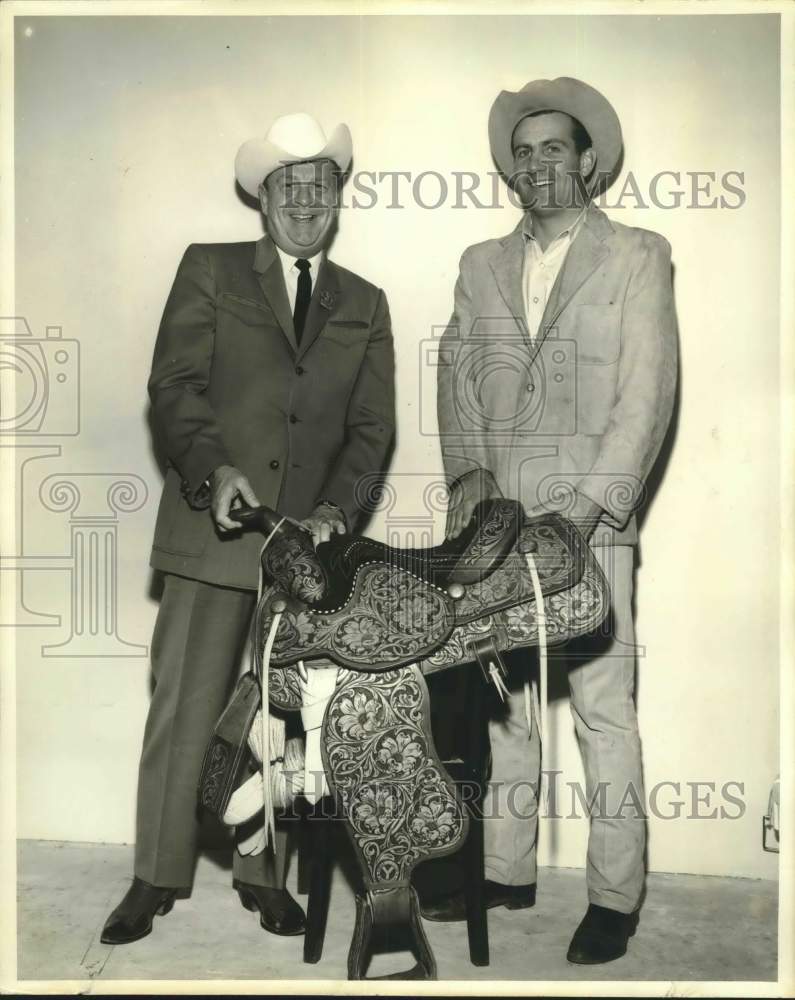 1964 Press Photo Aubrey N. Kline presents Pearl Champion Saddle to Dean Oliver- Historic Images