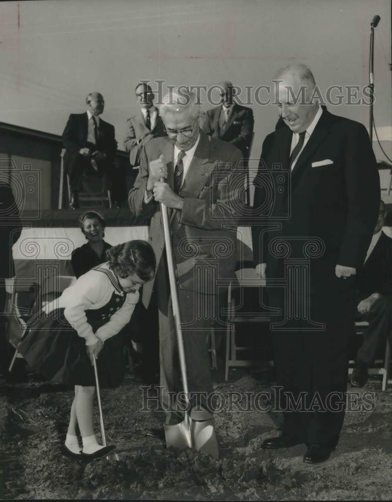 1957 Press Photo Edwin Kuykendall and young girl at ground breaking, Texas